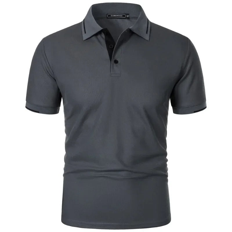 Enkel og elegant menns poloskjorte. Perfekt for sommerklær, med fokus på stil og komfort.