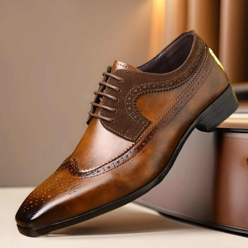 "Menns klassiske brogue sko i brunt lær, perforerte detaljer, elegant og komfortabel design, front og sidevisning."