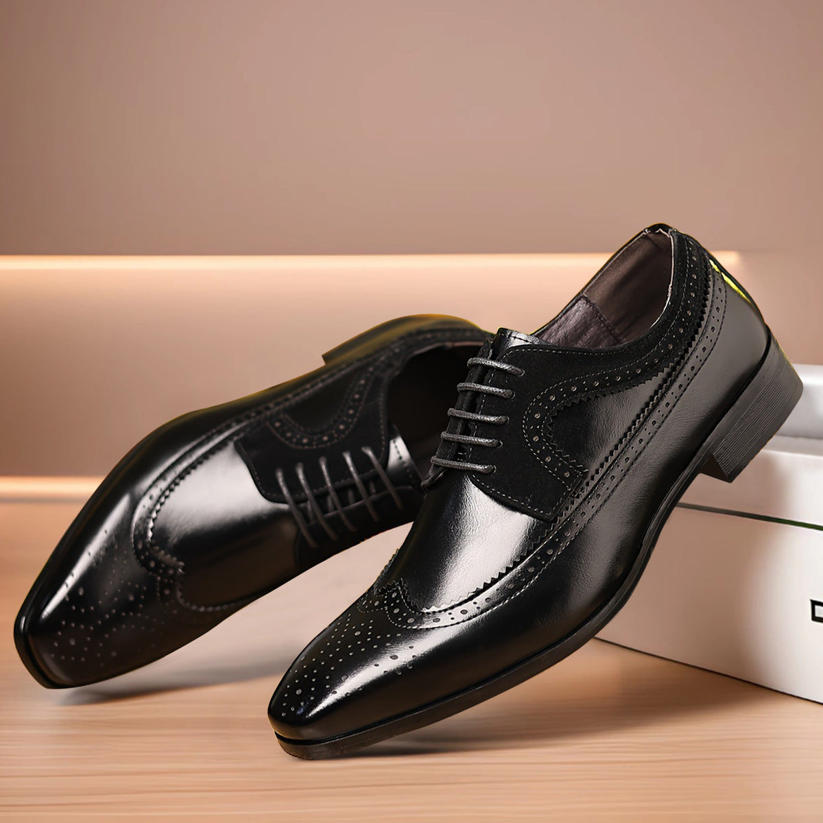 "Menns klassiske brogue sko i brunt lær, perforerte detaljer, elegant og komfortabel design, front og sidevisning."