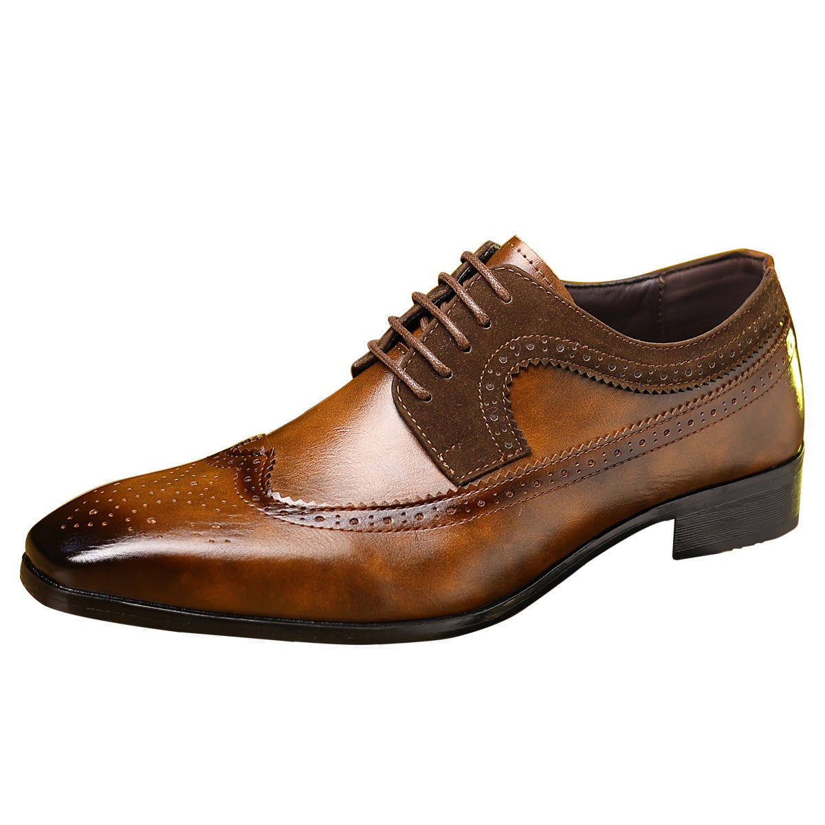 "Menns klassiske brogue sko i brunt lær, perforerte detaljer, elegant og komfortabel design, front og sidevisning."
