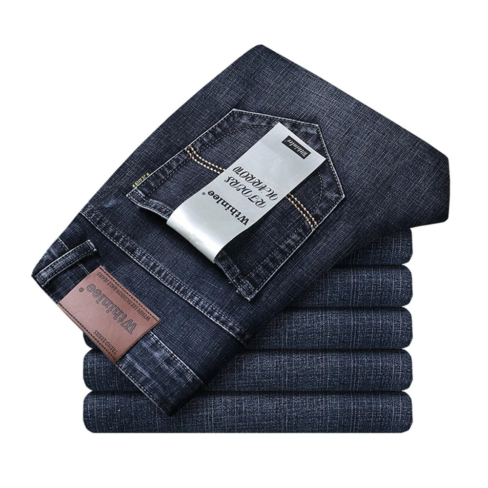 Menns klassiske denimjeans med rett passform, perfekt for tidløs stil og hverdagsbruk.