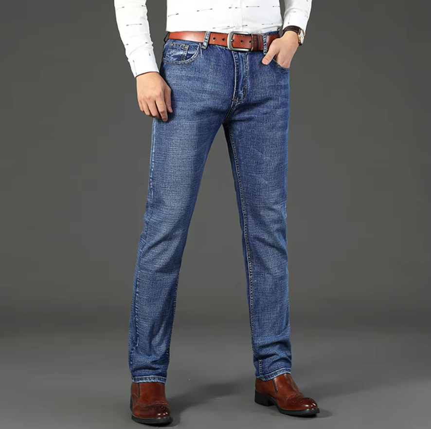 Nærbilde av slitesterk blå denimtekstur på menns klassiske jeans, viser kvalitet og detaljer.