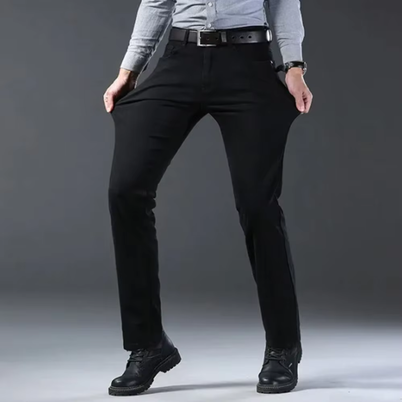 Svarte menns klassiske denimjeans, essensielle for en tidløs og stilren herregarderobe.
