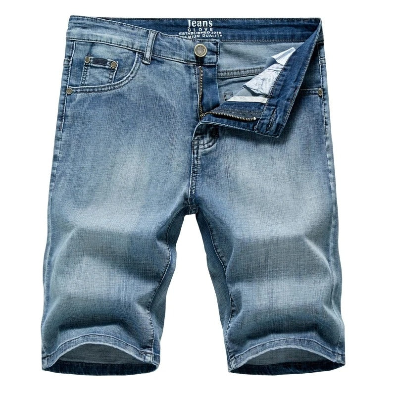 Komfortable menns klassiske shorts lagt flatt, fremhever kvalitet og stil for fritid og sommer.