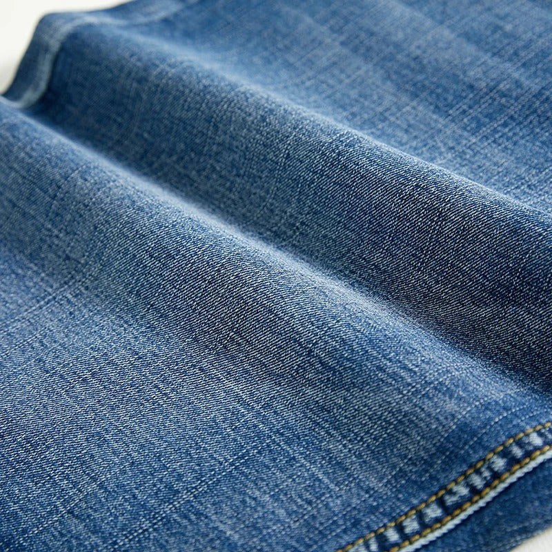 Modell iført blå klassiske menns shorts med t-skjorte, viser en avslappet og stilig sommerlook.