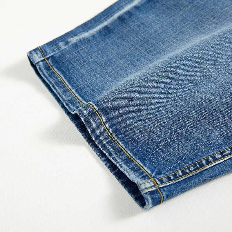 Mørkeblå menns klassiske shorts med elastisk linning for optimal komfort under fritidsaktiviteter.
