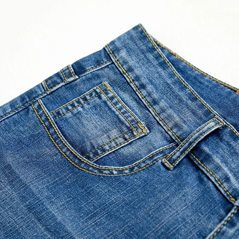 Ryggdetaljer av klassiske menns shorts med funksjonelle lommer. Perfekte for en praktisk hverdag.