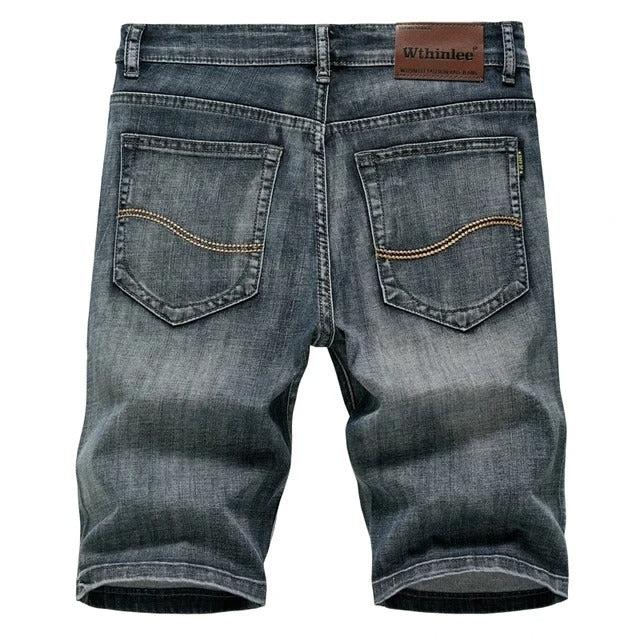 Frontdetaljer av stilige klassiske menns shorts, med knappelukking og god passform for sommer.