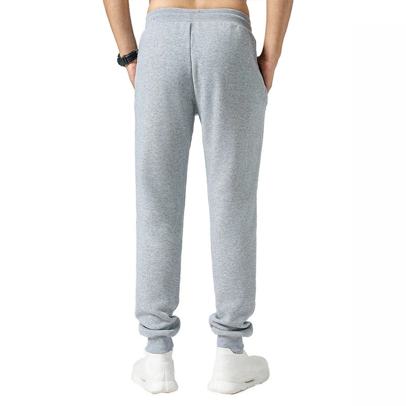 Detalj av ankelmansjetten på menns treningsjogger, gir en moderne og sporty look.
