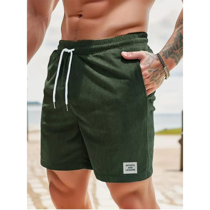 Mann som bærer beige kordfløyels shorts med avslappet passform. Ideelle, komfortable fritidsshorts for vår/sommer.