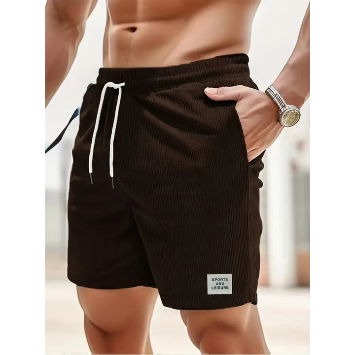 Sammenfoldede menns kordfløyels shorts, klare for vår og sommer. Komfortable casual shorts i tidløs herremote.