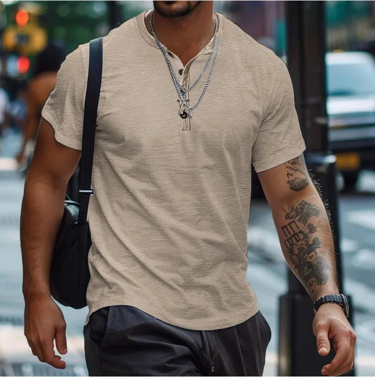 Basic herre t-skjorte uten krage, ensfarget og komfortabel. Et must-have for casual og stilfulle antrekk.