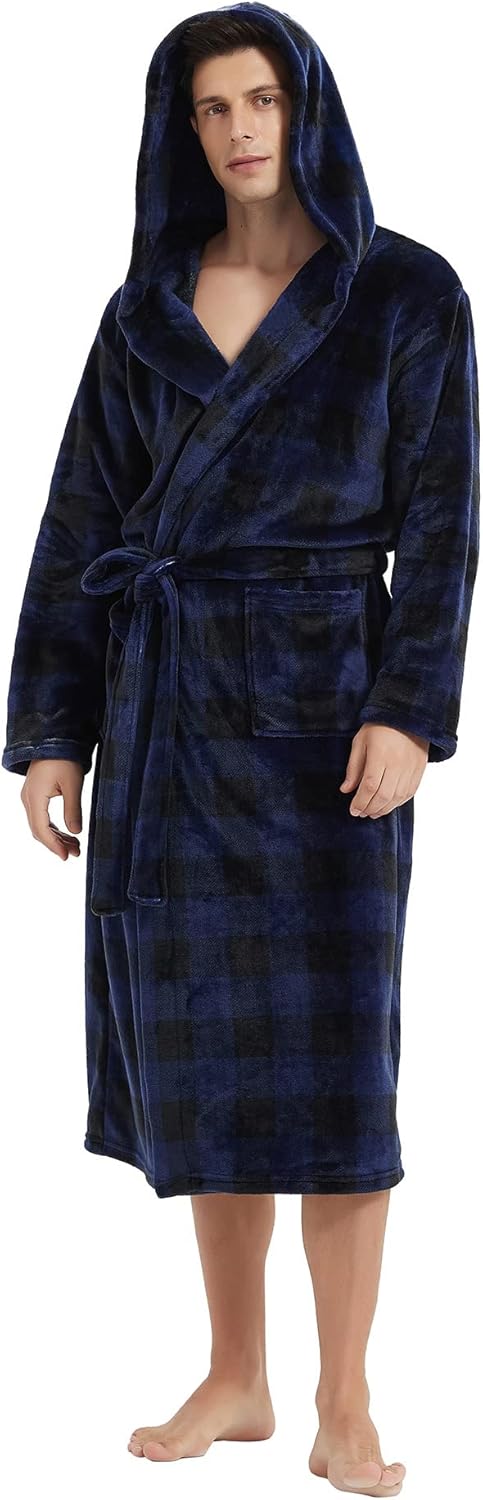 En herre slapper av i sin lange, myke fleece badekåpe, nyter morgenstunden hjemme.