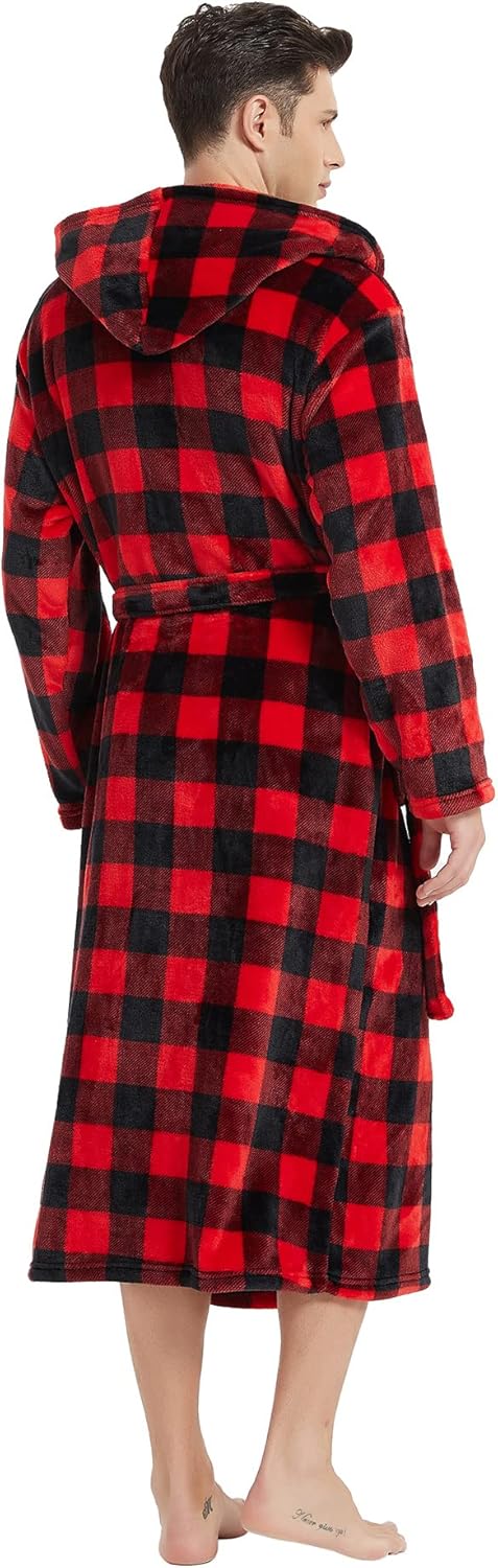 Moderne menns lange fleece badekåpe med belte, klar for avslappende kvelder hjemme.