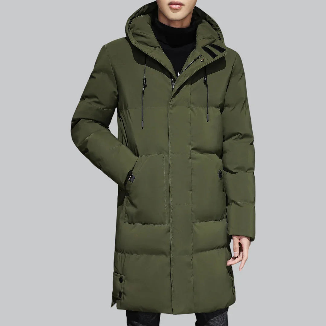 Detaljert bilde av menns lange parkas. Robust, vannavstøtende stoff og dyp hette for optimal vinterbeskyttelse.