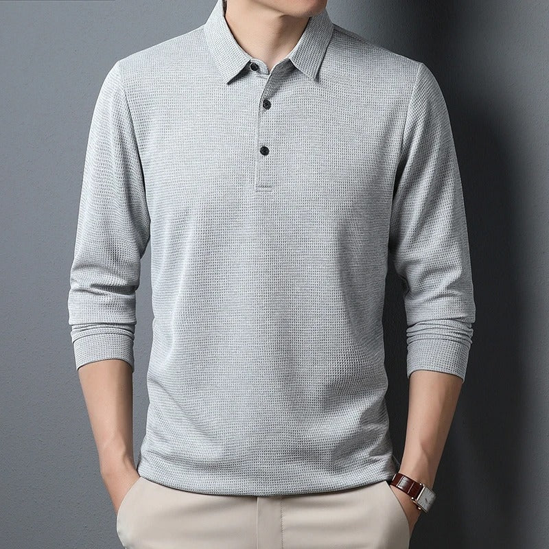 Stilren herre langermet polo, perfekt for kontor, hverdag og fritid. Smart casual antrekk.
