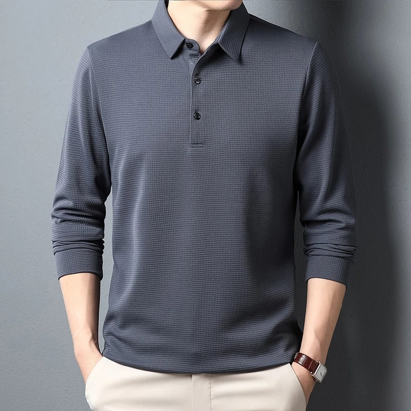 Elegant menns langermet polo i klassisk design, ideell for et smart business casual uttrykk.