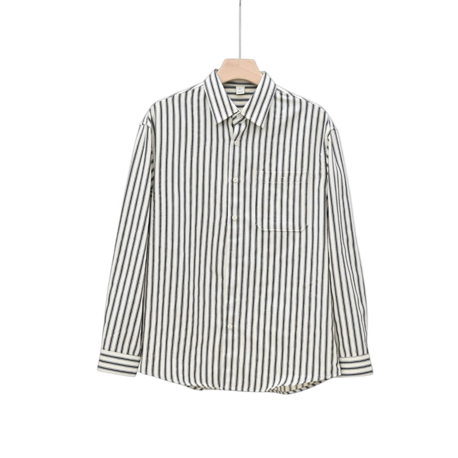 Menns langermet stripet skjorte i avslappet stil, perfekt for casual vår- og sommerdager.