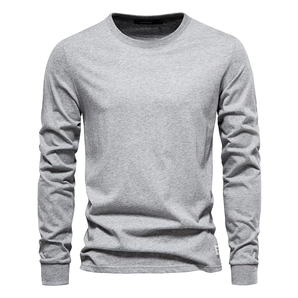 Langermet t-skjorte for menn i ensfarget design. En komfortabel og stilren hverdagsfavoritt for alle sesonger.