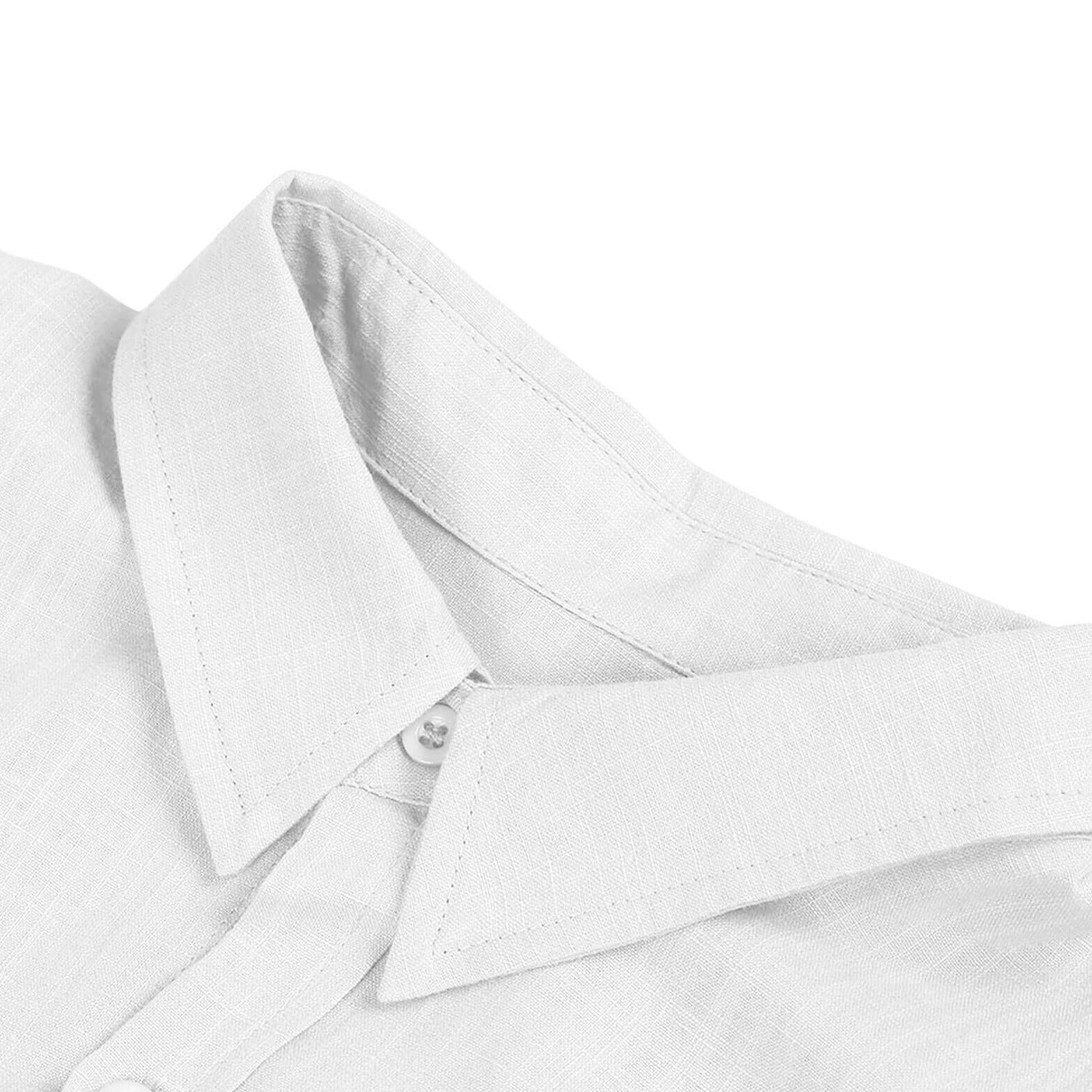 Bakside av en mørkegrå poloskjorte, viser jevn finish og pustende stoff for herreklær.