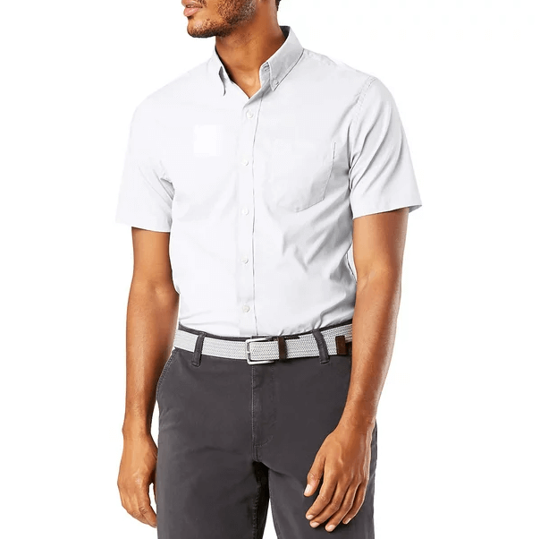 Poloskjorte for herre i en klassisk svart farge, med tre knapper og korte ermer, en tidløs fritidsskjorte.