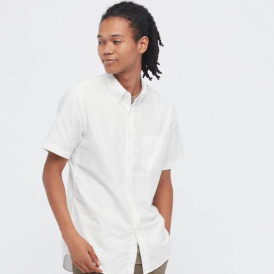 Menns poloskjorte i en frisk gul farge, med et pustende stoff og knapper for sommerkomfort.