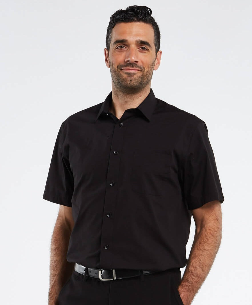 Modell iført en marineblå poloskjorte med korte ermer, fremhever passform og komfort for herreklær.