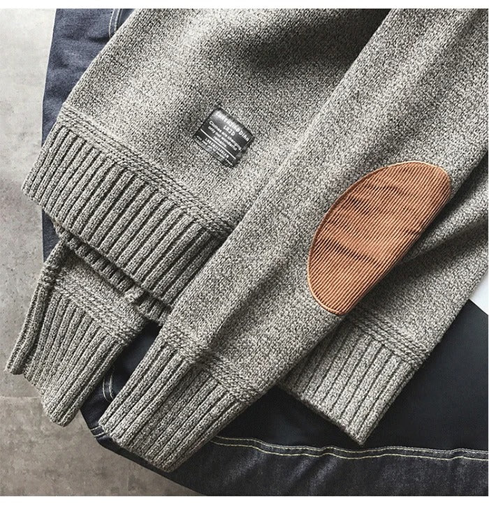 Rundhalsen på en komfortabel oversized lappestrikket herregenser, detaljert visning.
