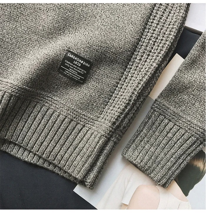 Brettet oversized lappestrikket genser klar for salg, viser tekstur og farger.