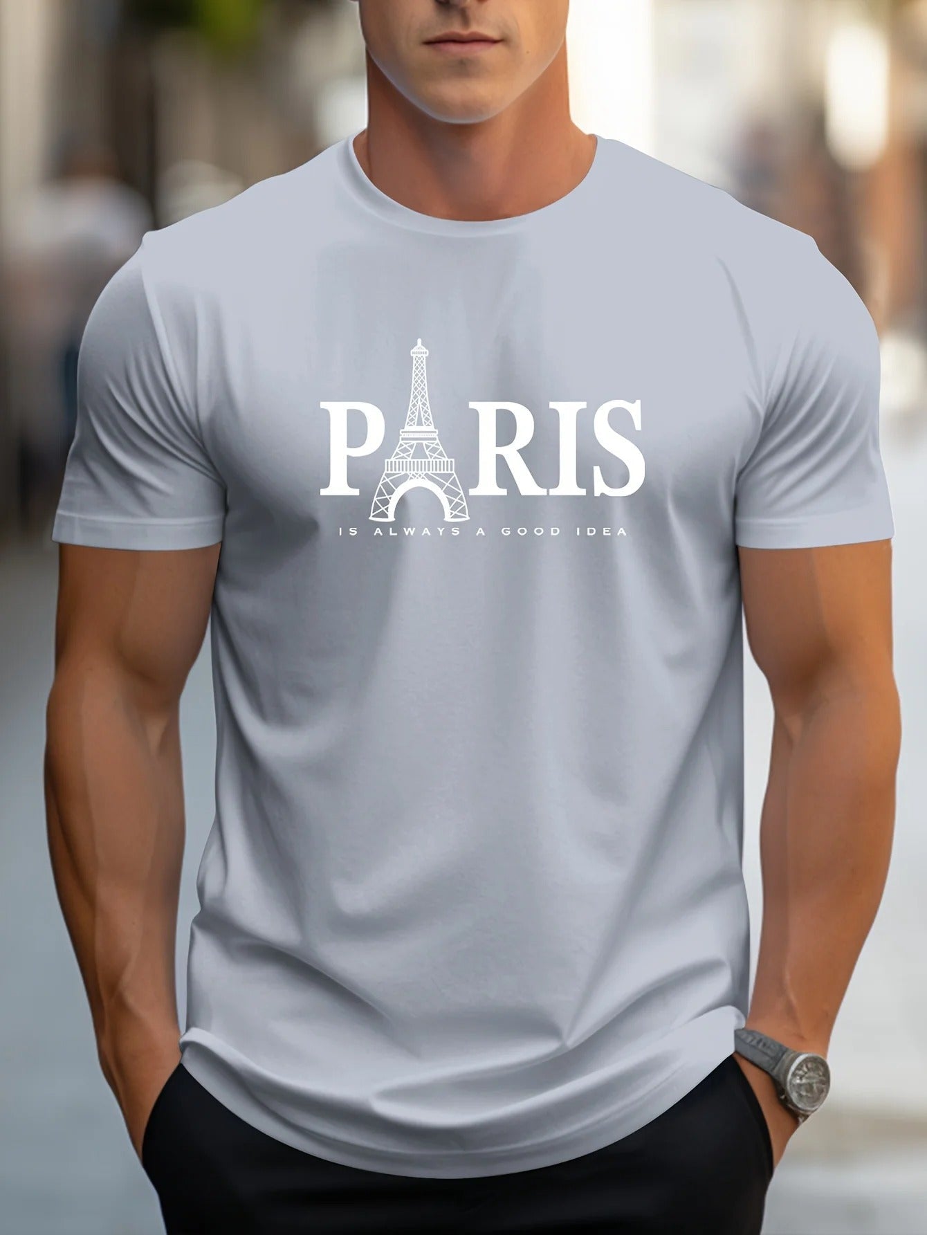 Detaljbilde av Paris-printet på en oversized menns t-skjorte, viser byens ikoniske landemerke.