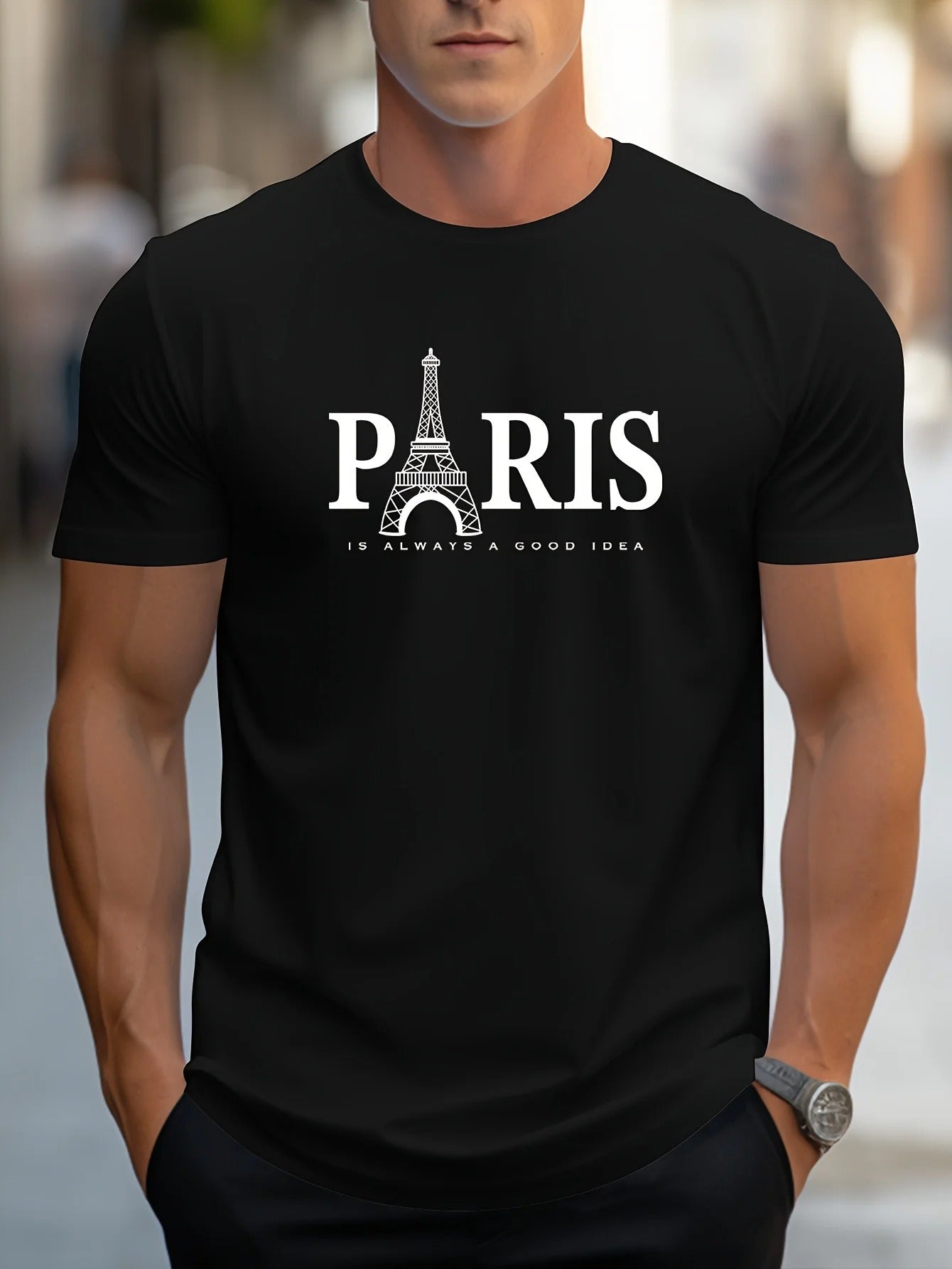 Fullfigur bilde av mann i oversized t-skjorte med Paris-print, viser trendy streetwear-passform og stil.