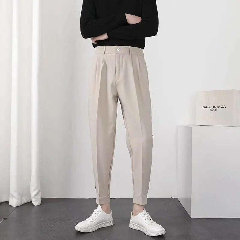Mann iført stilige plisserte tapered bukser. Casual street style inspirert av koreansk mote.