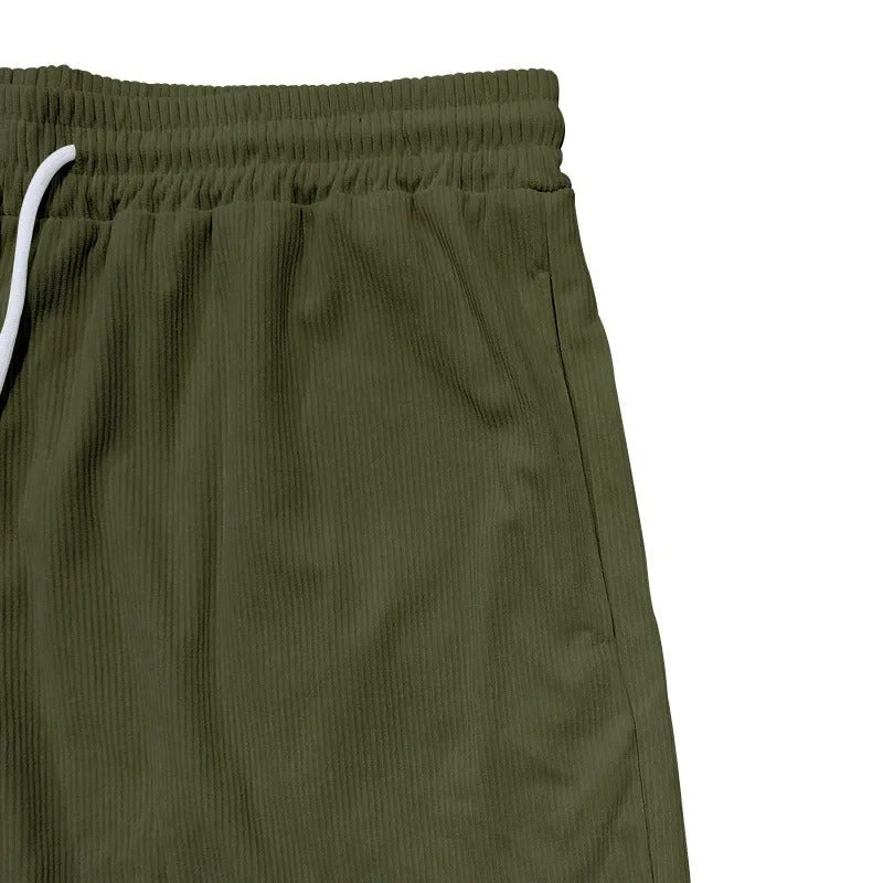 Menns stilfulle fritidsshorts, retro design med praktiske cargolommer, tilgjengelig i flere farger.