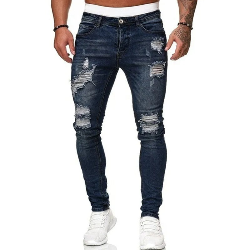 Mann iført slim fit rippede skinny jeans, viser moderne urban stil og passform.