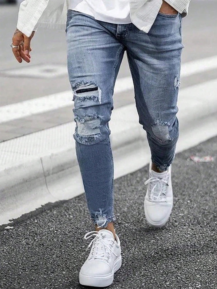 Ryggvisning av menns rippede slim fit jeans, fremhever passformen for street style.
