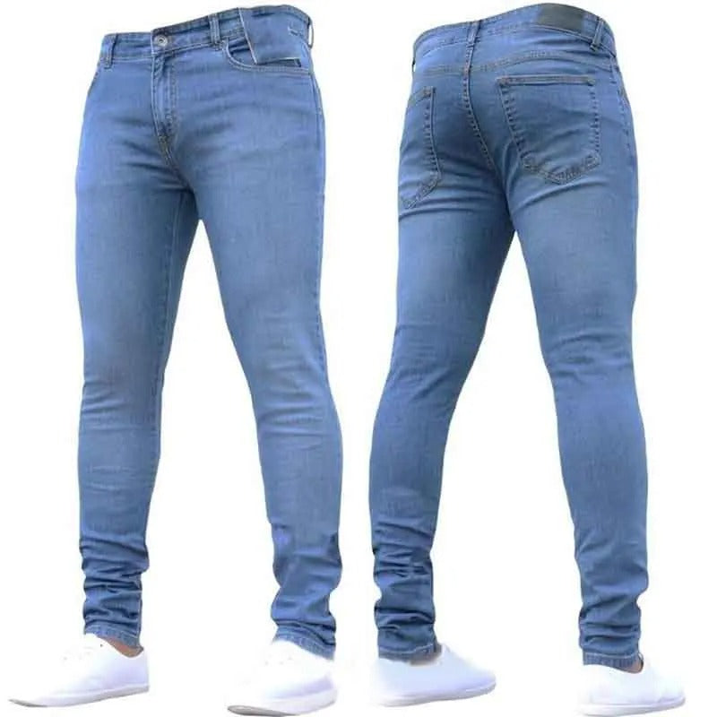 Modell som poserer i svarte menns skinny jeans, viser allsidigheten og den komfortable passformen.