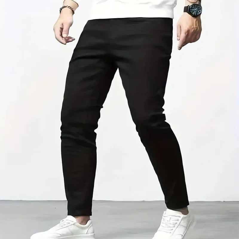 Bakside av menns skinny jeans, detaljer om baklommer og den formtilpassede silhuetten.