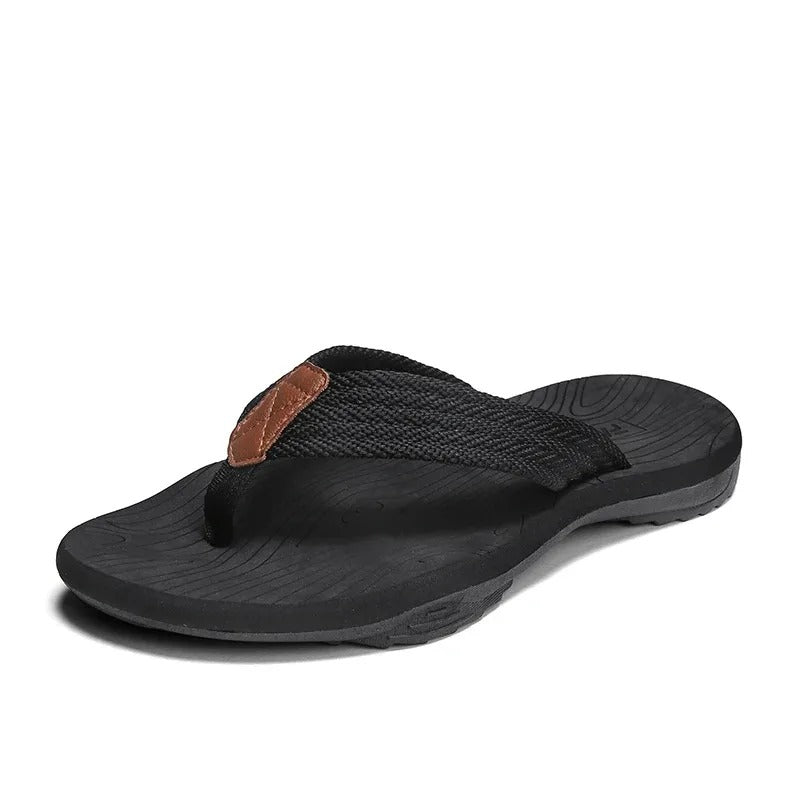 Menns sklisikre flipflops for komfortabel sommerstil, ideell for strand og fritid.