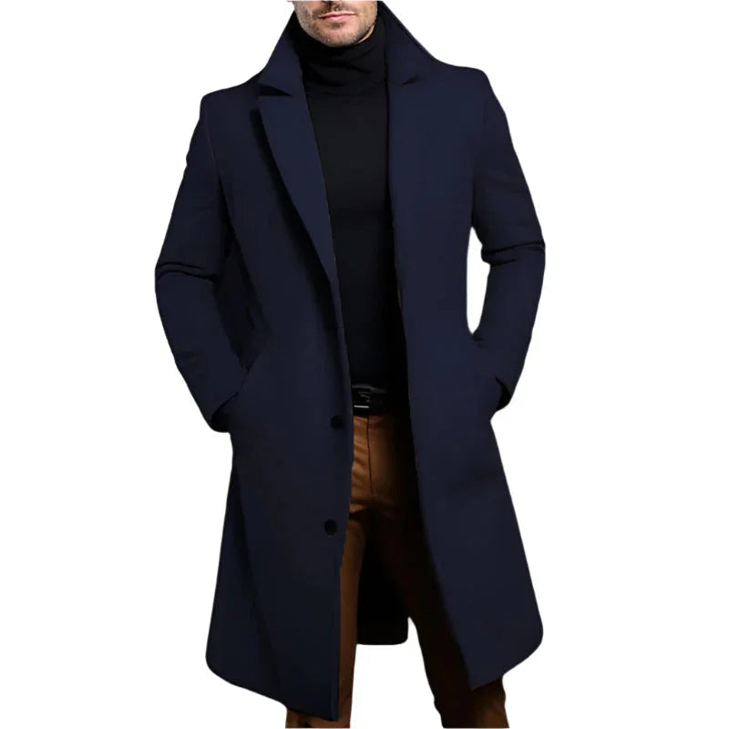 Tidløs menns kåpe, mellomlang og skreddersydd. Ullblanding for komfort, elegant herrejakke.