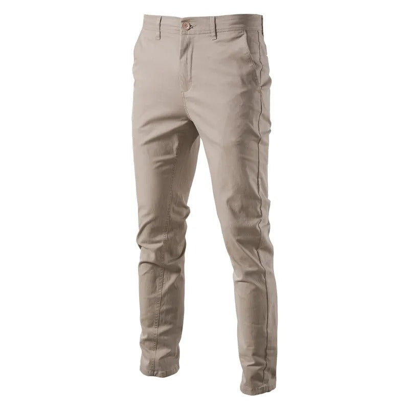 Nærbilde av stoffet på menns slim fit bukser. Høykvalitets, ensfarget tekstur for en elegant passform.