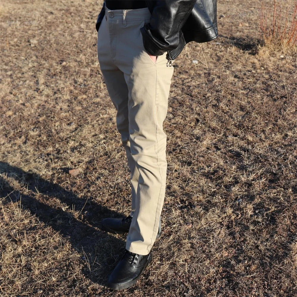 Pent brettede menns slim fit bukser, klare til bruk. Komfortable og moderne chinos for enhver garderobe.