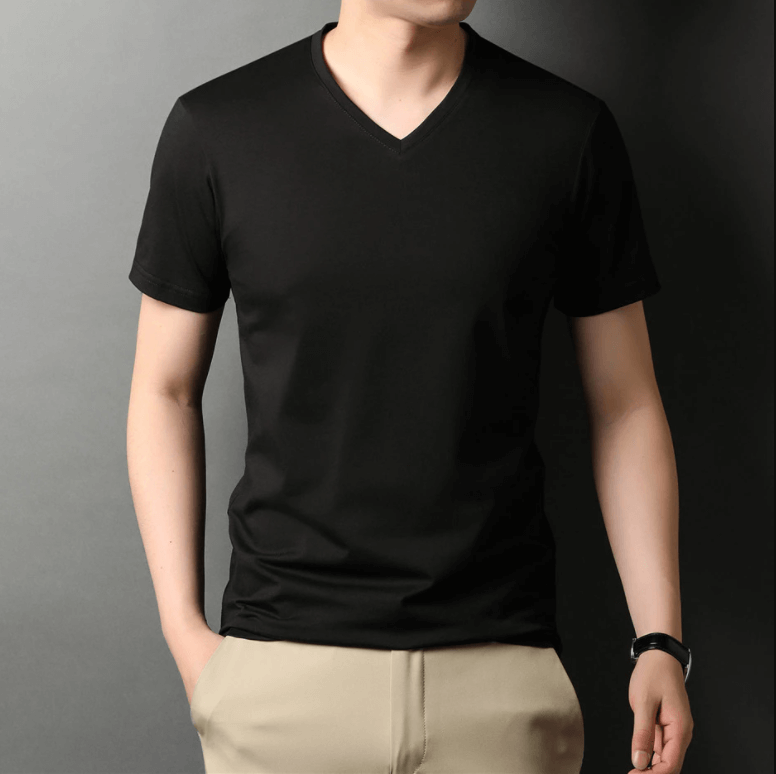 Stilren herre T-skjorte med V-hals, kortermet og slim fit, ideell for casual bruk.