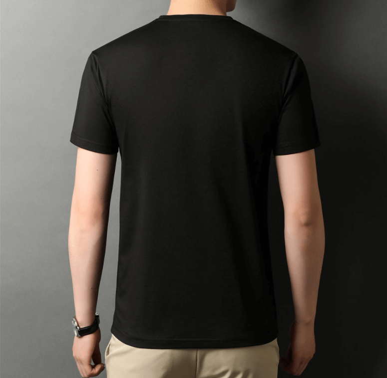 Basisk slim fit T-skjorte for menn med V-hals, allsidig og tidløs stil.