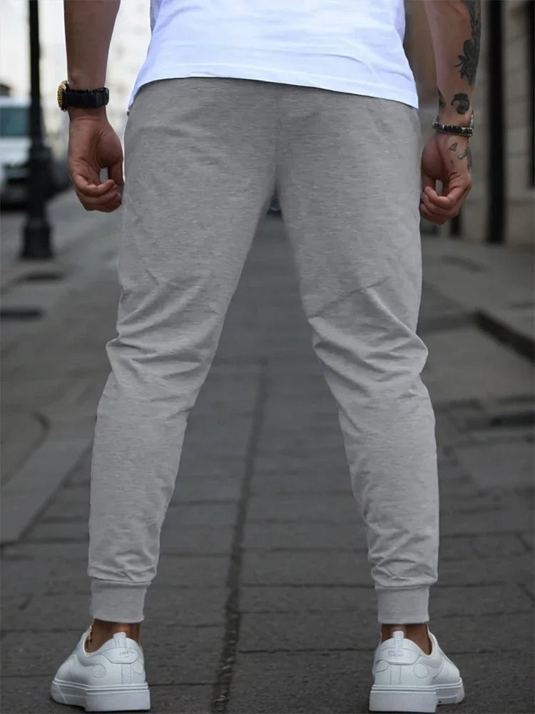 Pustende joggebukser for menn, designet for komfort under intense treningsøkter og avslappet fritid.