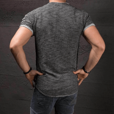 Trendy herre t-skjorte i slim passform, o-hals. Unikt strimlet hulldesign for casual sommerstil.