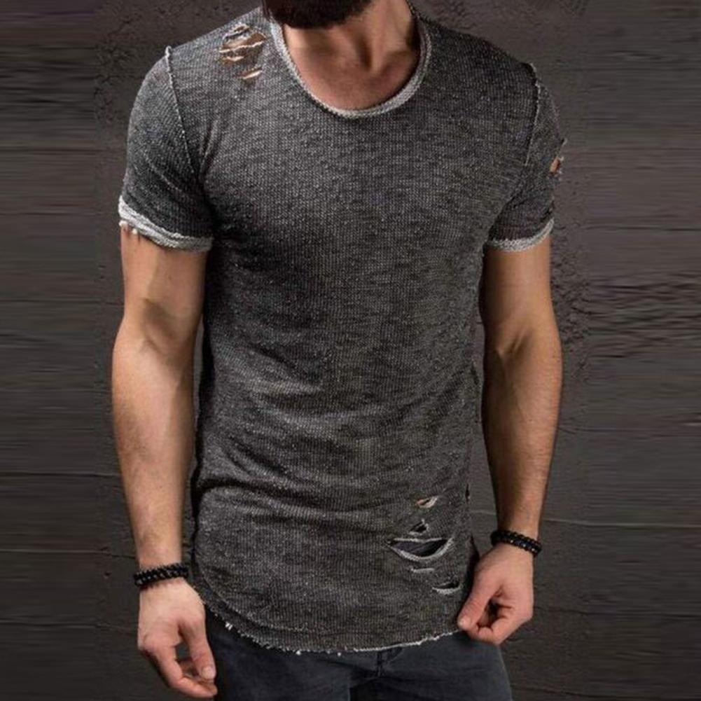 Moderne menns t-skjorte, strimlet med hull. Slim passform, o-hals. Ideell for en kul sommerlook.