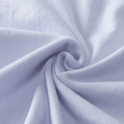 Menns o-hals t-skjorte, slim passform. Trendy strimlet design med hull for en fresh sommerstil.