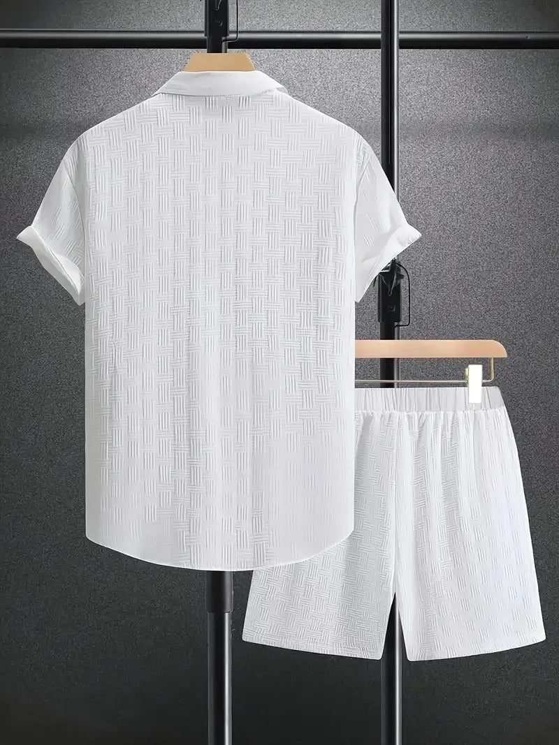 Elegant herre sommerantrekk: teksturert skjorte og shorts. Perfekt for strand og ferie.