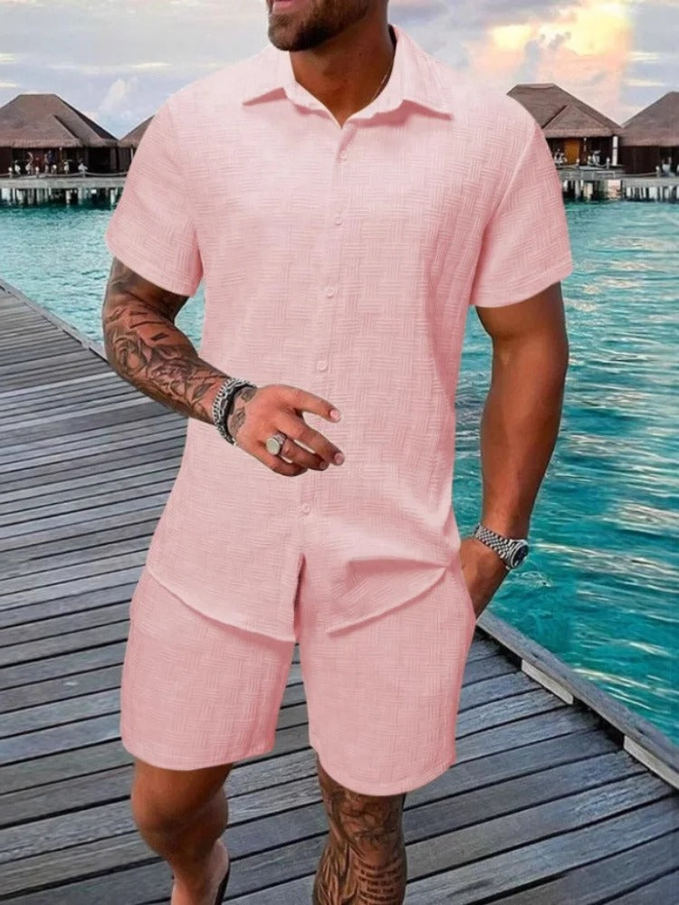 Stilfullt og komfortabelt menns fritidssett. Teksturert todelt shorts og skjorte for varmere vær.