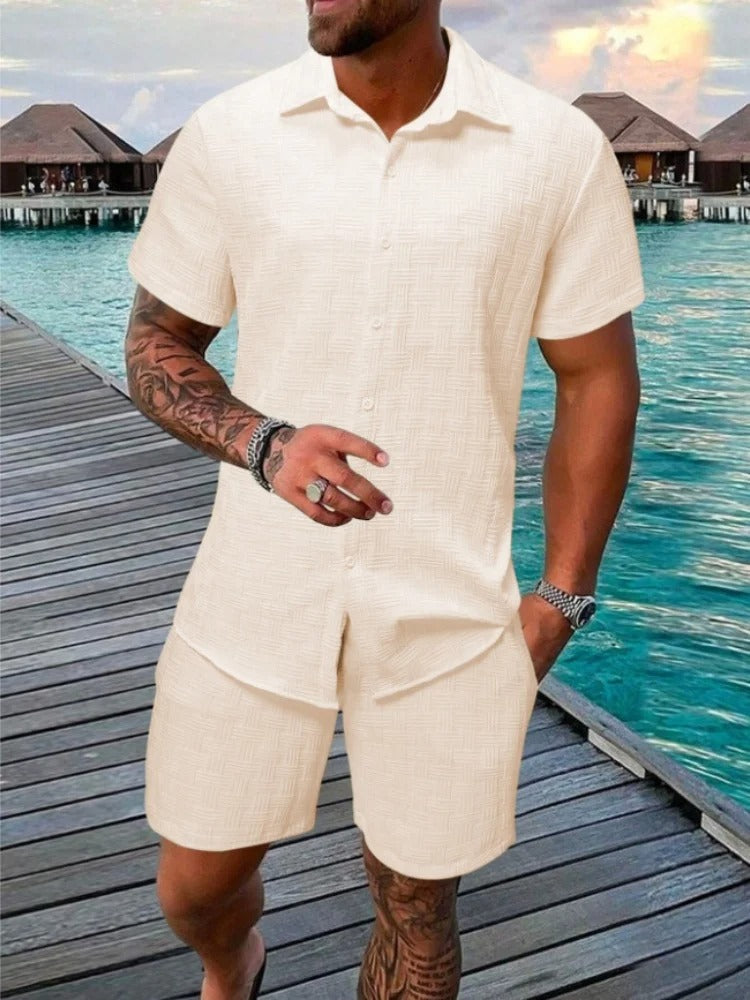 Menns ferie- og strandantrekk. Teksturert sett med løstsittende skjorte og shorts.